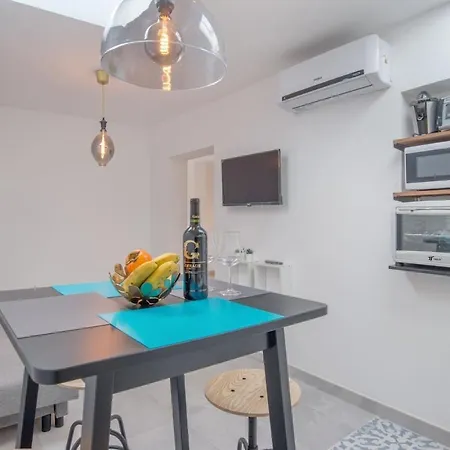 2 Independant Fully Equipped With Heated Pool And Jacuzzi *